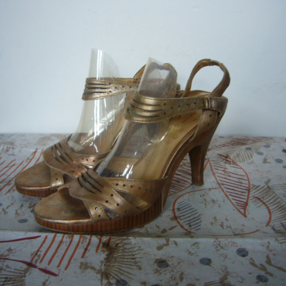 Modern Vintage Gold Disco Retro Wood Platform Festival Sandal  7.5 ankle strap